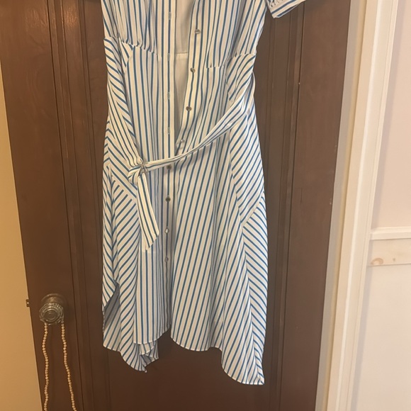 Karl Lagerfeld midi dress
Silver buttons
Never worn. Belt included. - Picture 5 of 7